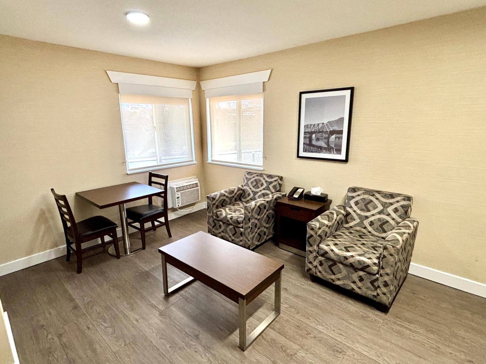 Rodeway Inn & Suites Kamloops Exterior photo