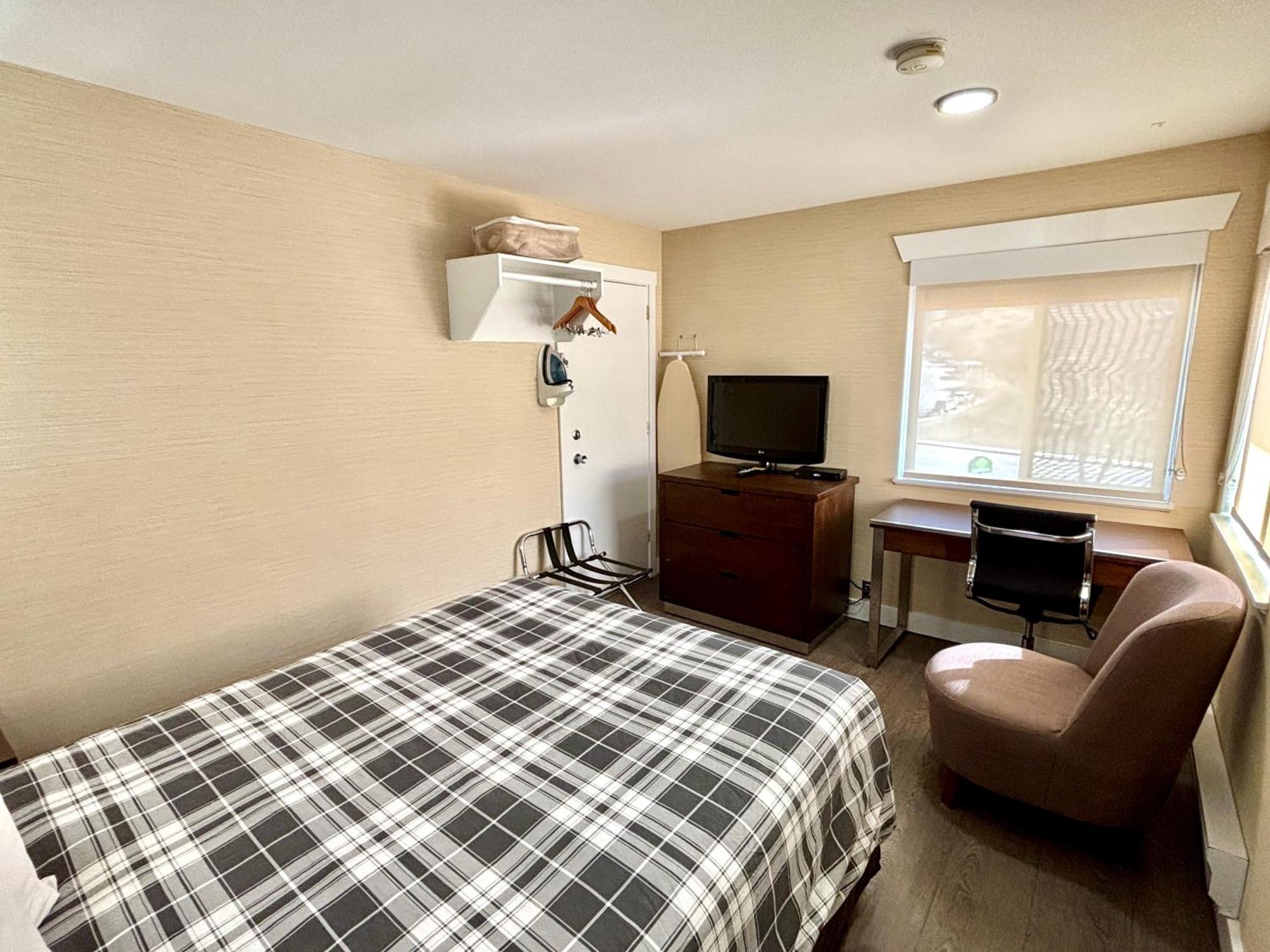 Rodeway Inn & Suites Kamloops Exterior photo