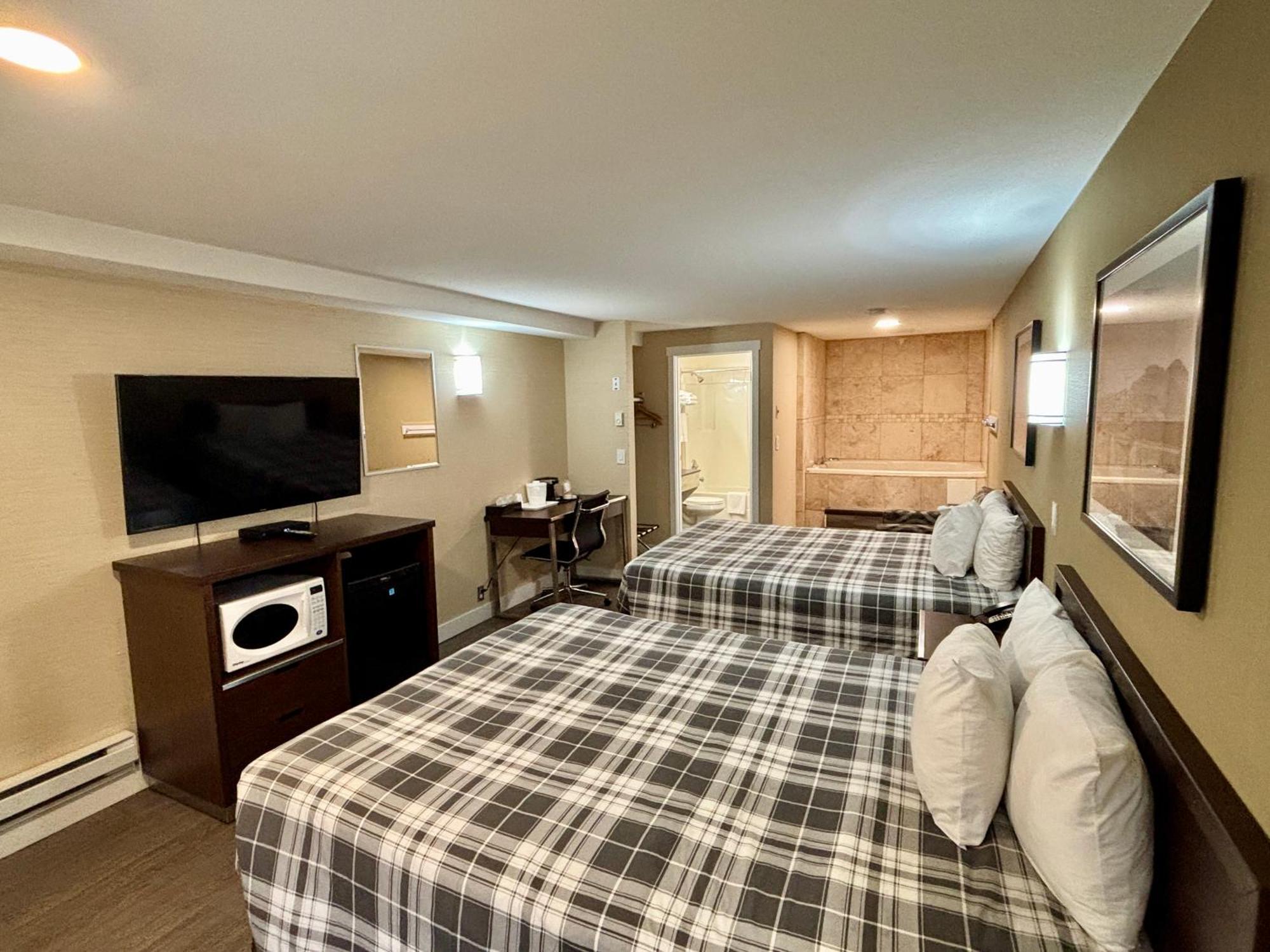 Rodeway Inn & Suites Kamloops Exterior photo