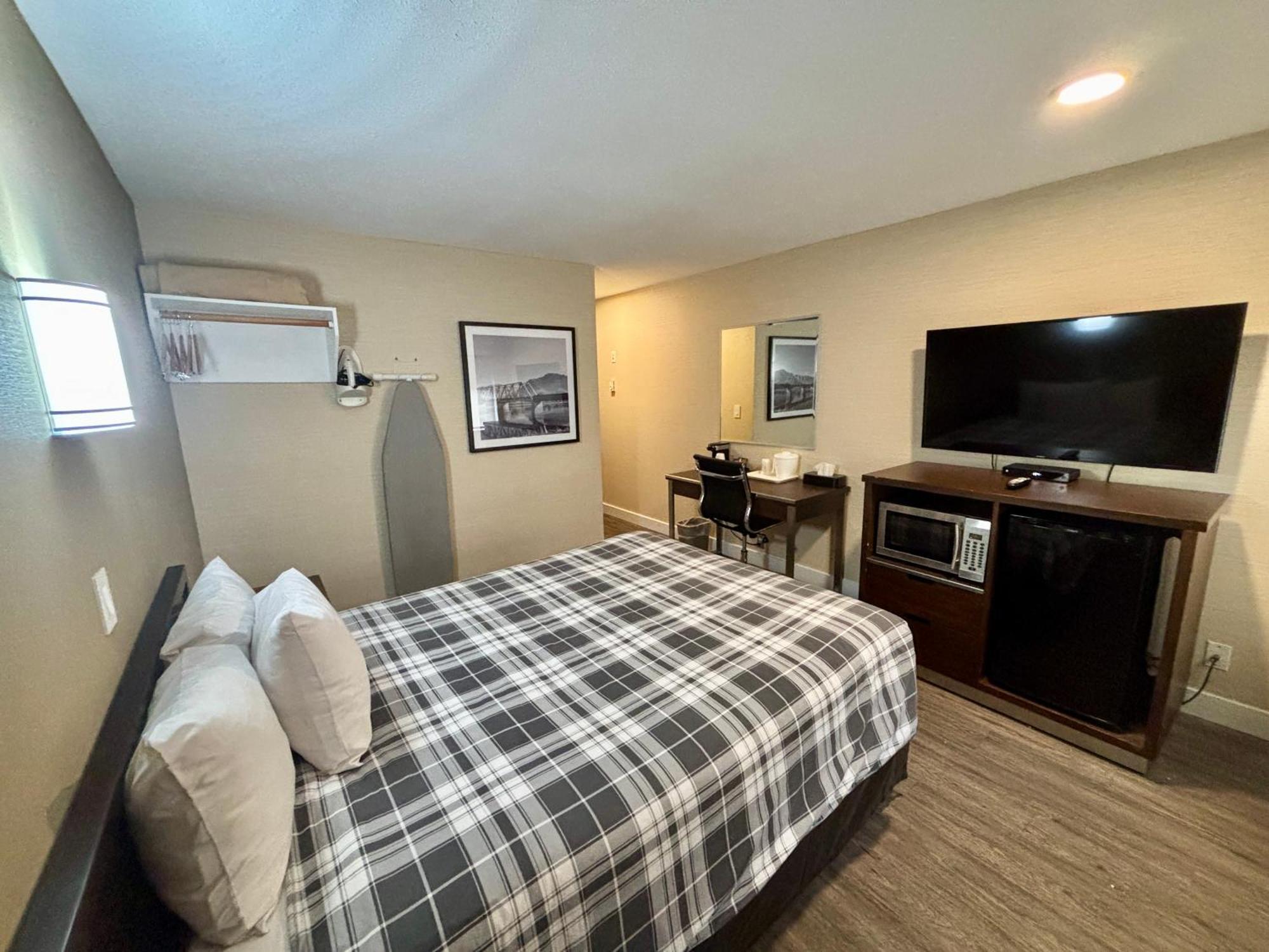 Rodeway Inn & Suites Kamloops Exterior photo