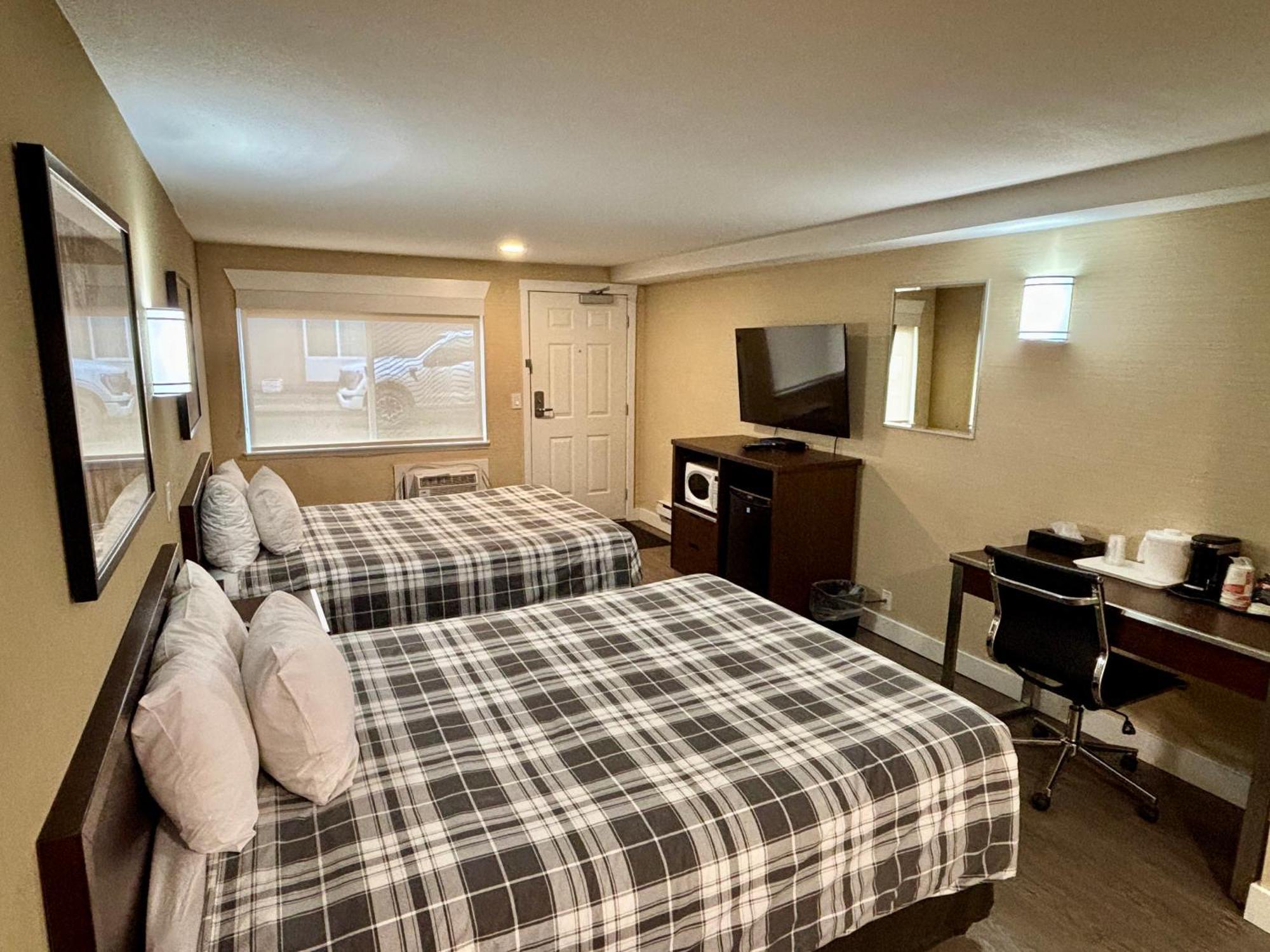 Rodeway Inn & Suites Kamloops Exterior photo