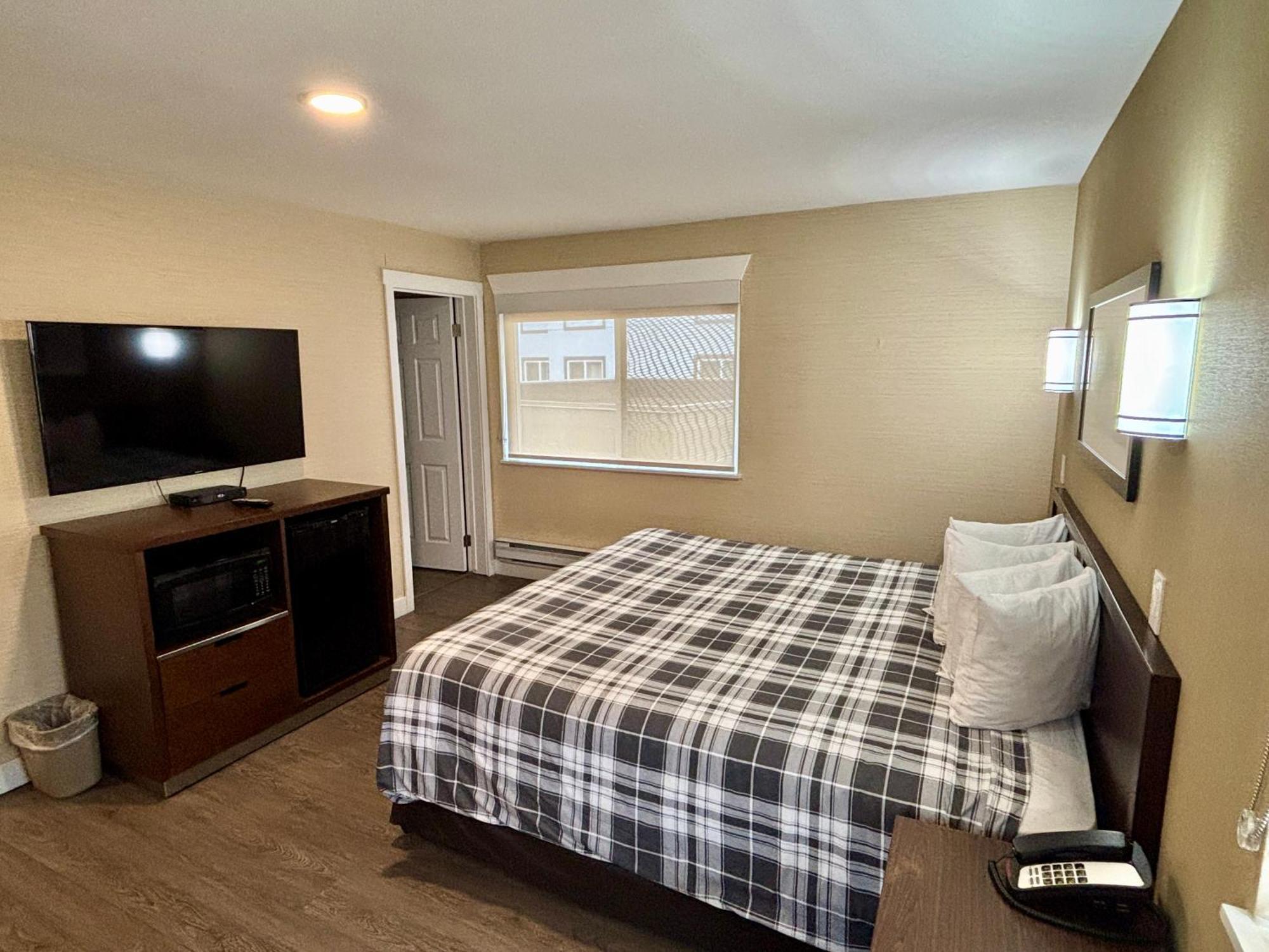 Rodeway Inn & Suites Kamloops Exterior photo