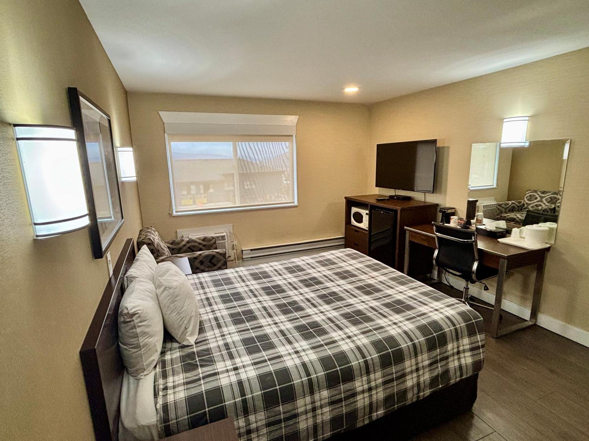 Rodeway Inn & Suites Kamloops Exterior photo