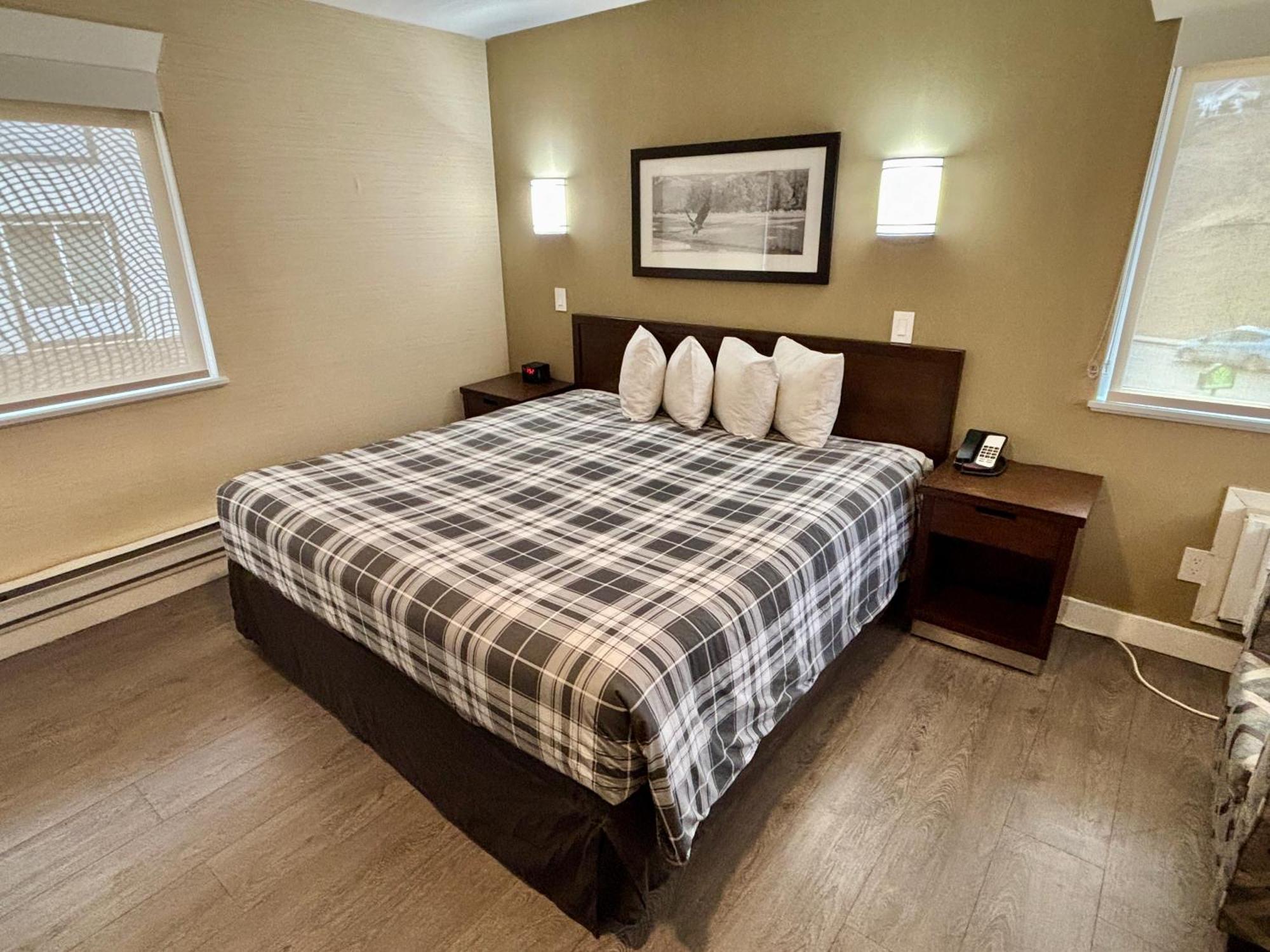 Rodeway Inn & Suites Kamloops Exterior photo