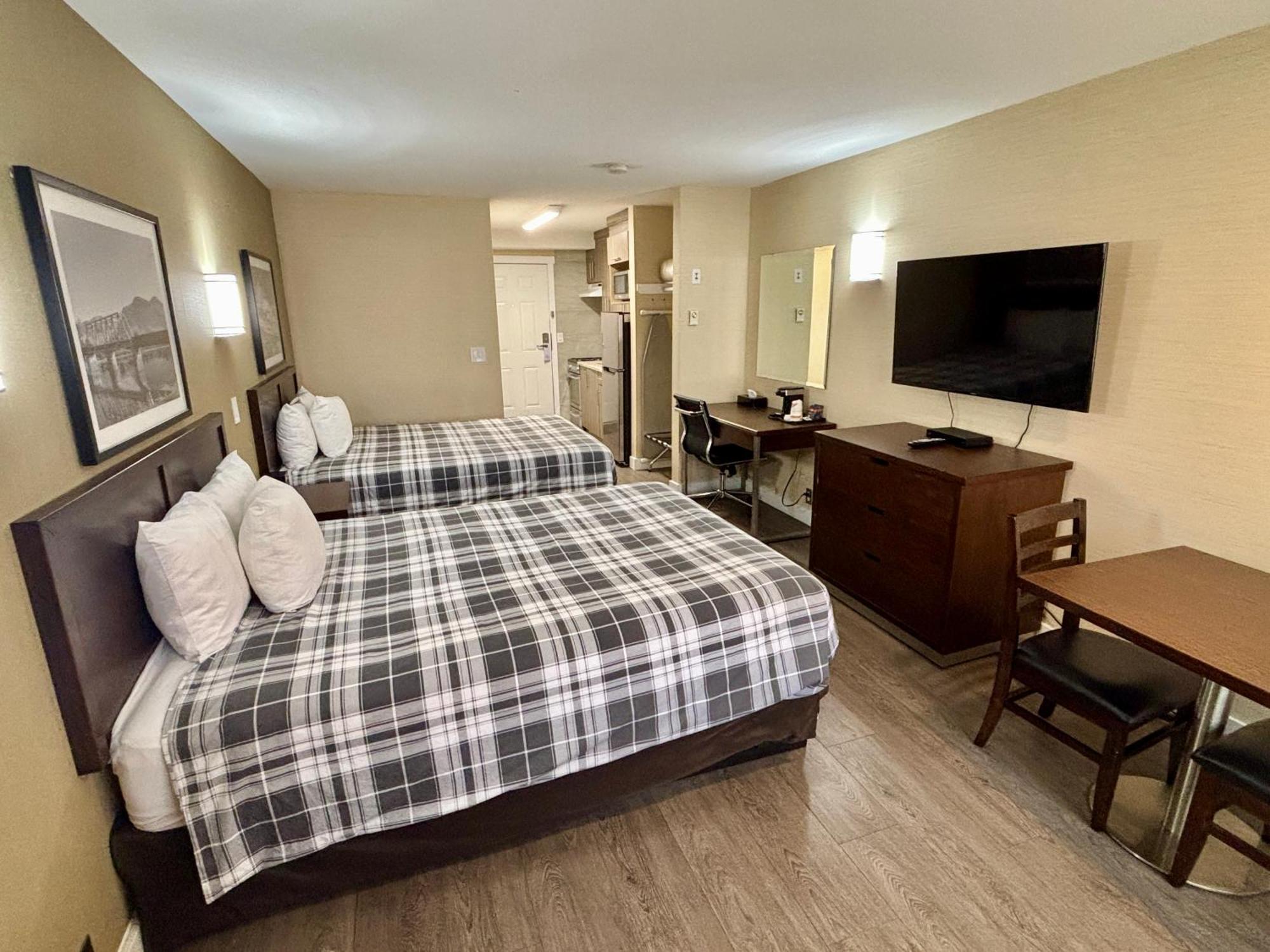 Rodeway Inn & Suites Kamloops Exterior photo