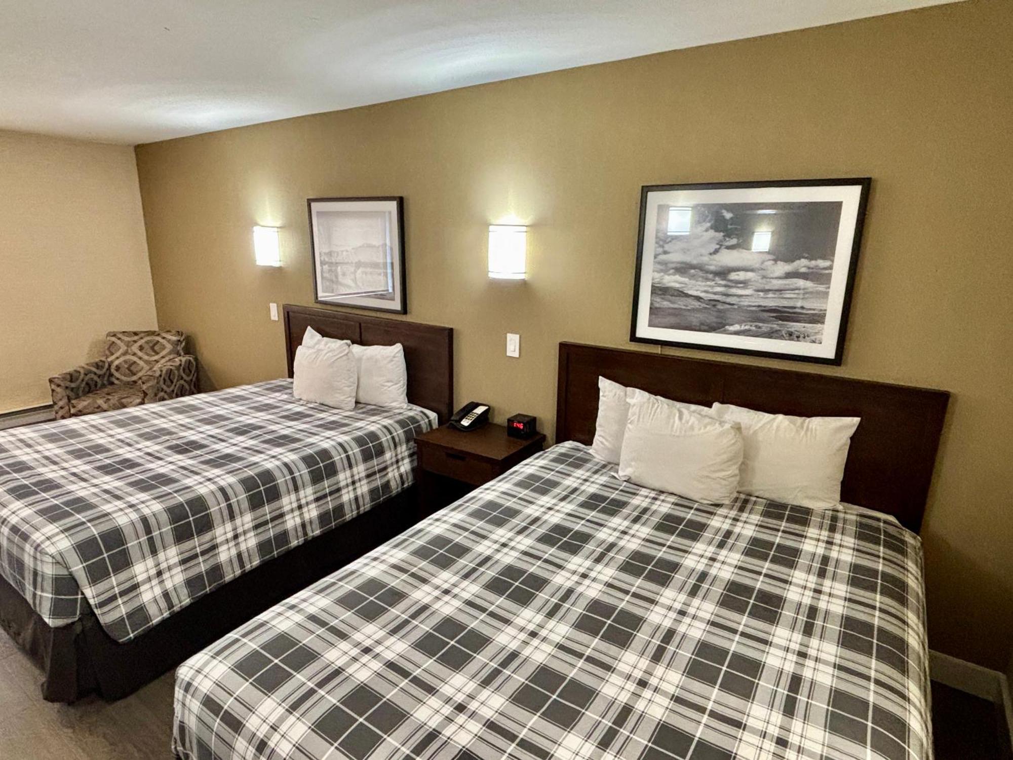 Rodeway Inn & Suites Kamloops Exterior photo