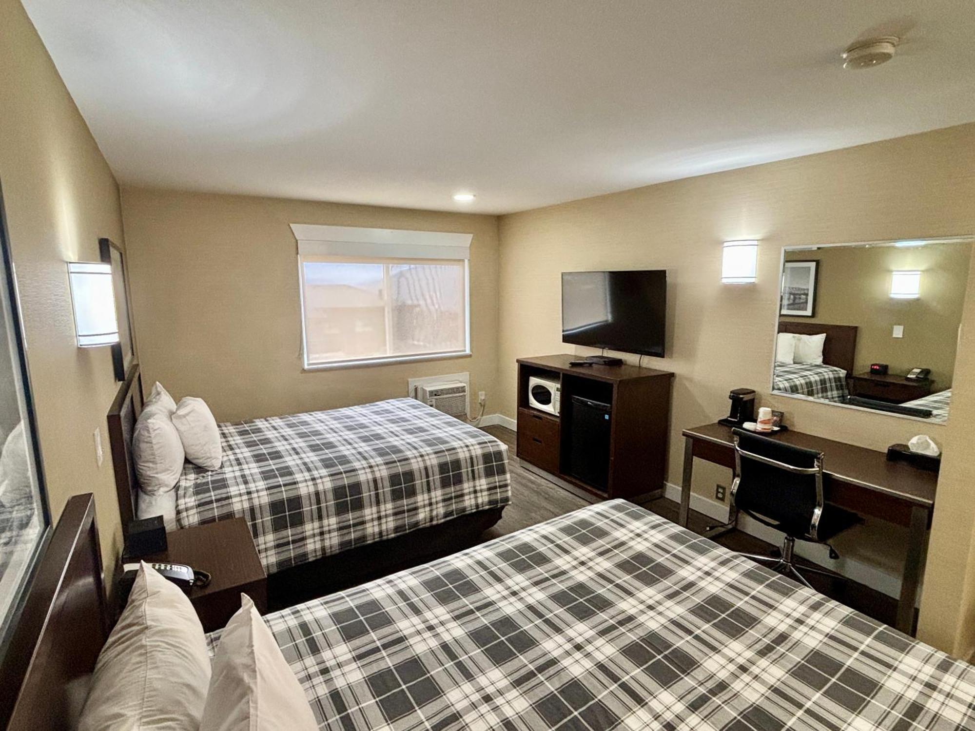 Rodeway Inn & Suites Kamloops Exterior photo