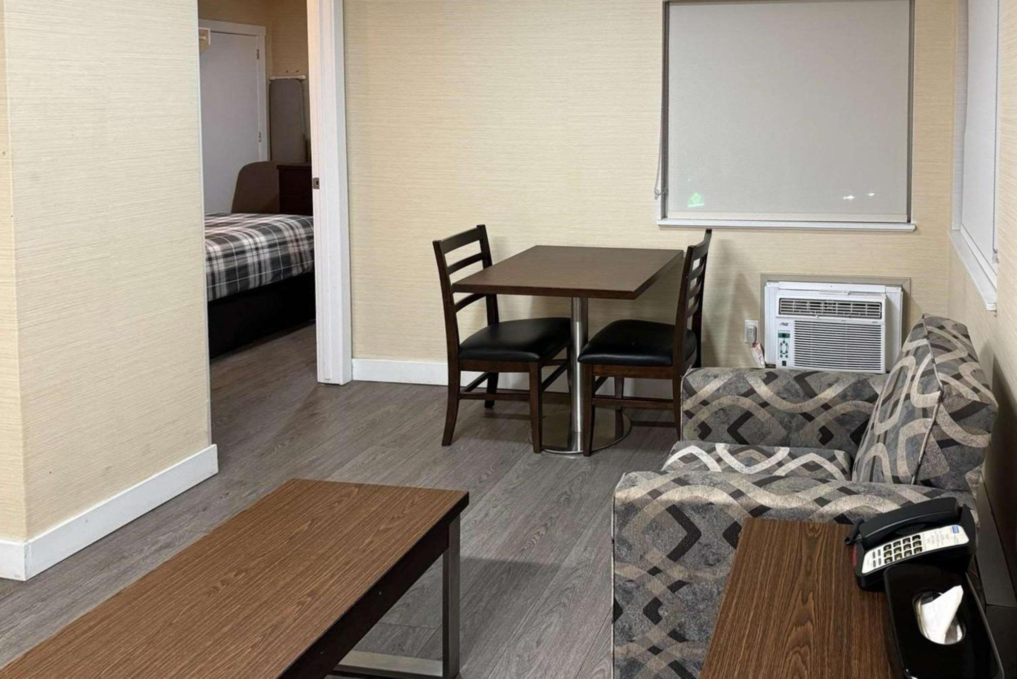Rodeway Inn & Suites Kamloops Exterior photo