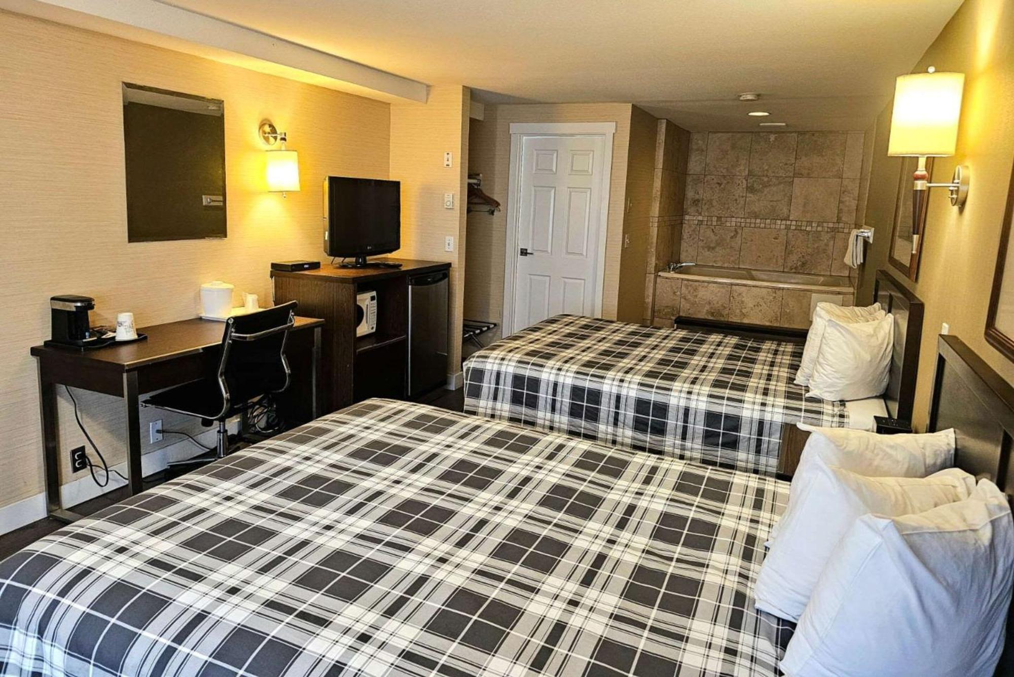 Rodeway Inn & Suites Kamloops Exterior photo