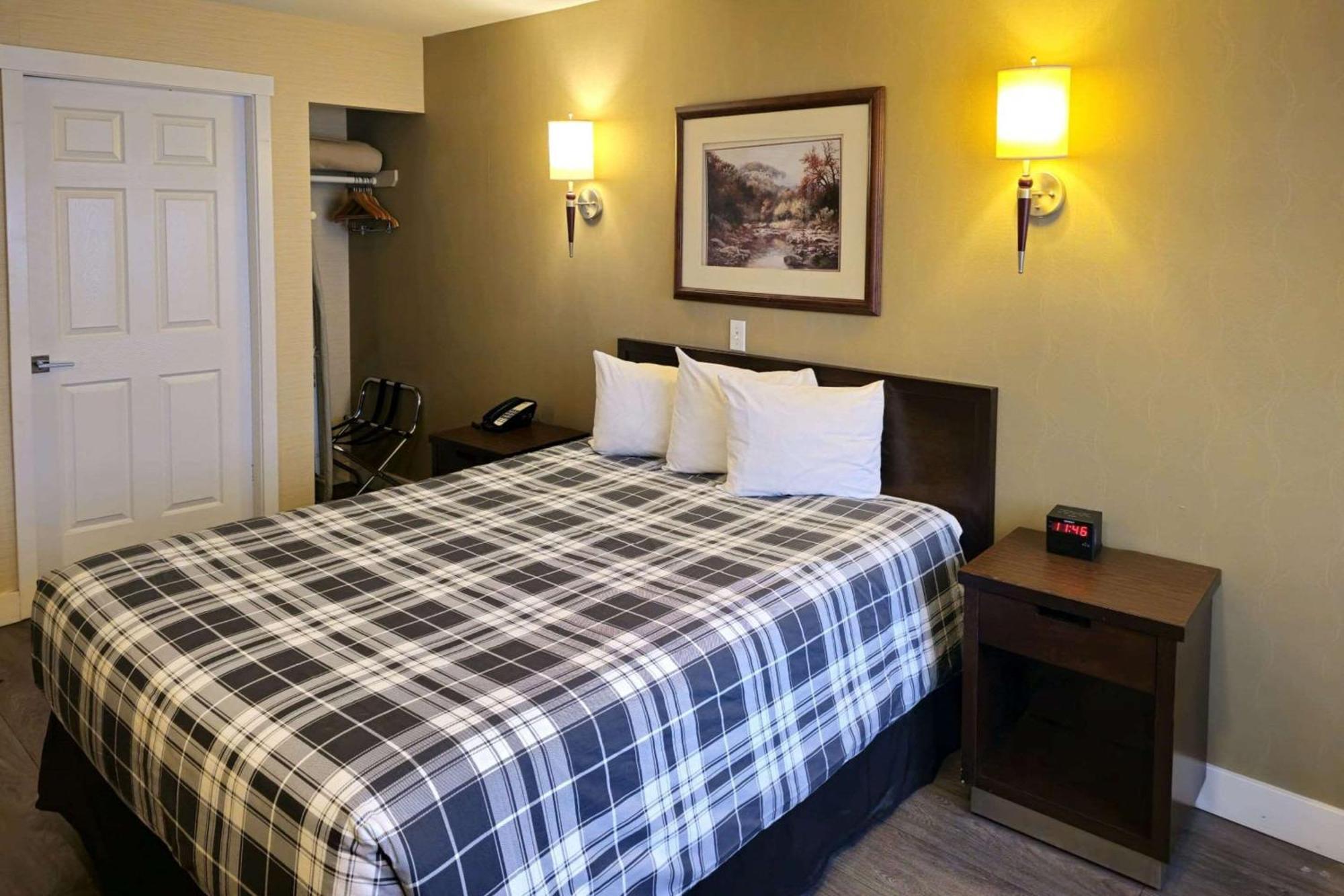 Rodeway Inn & Suites Kamloops Exterior photo