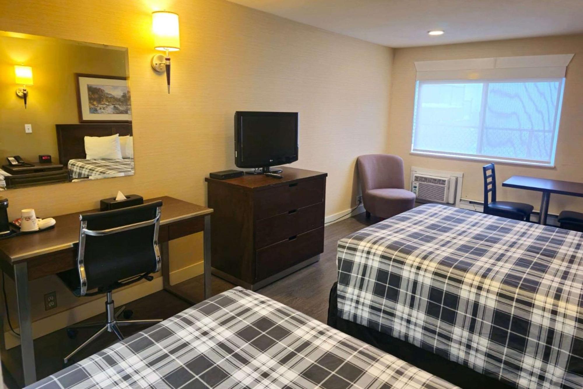 Rodeway Inn & Suites Kamloops Exterior photo