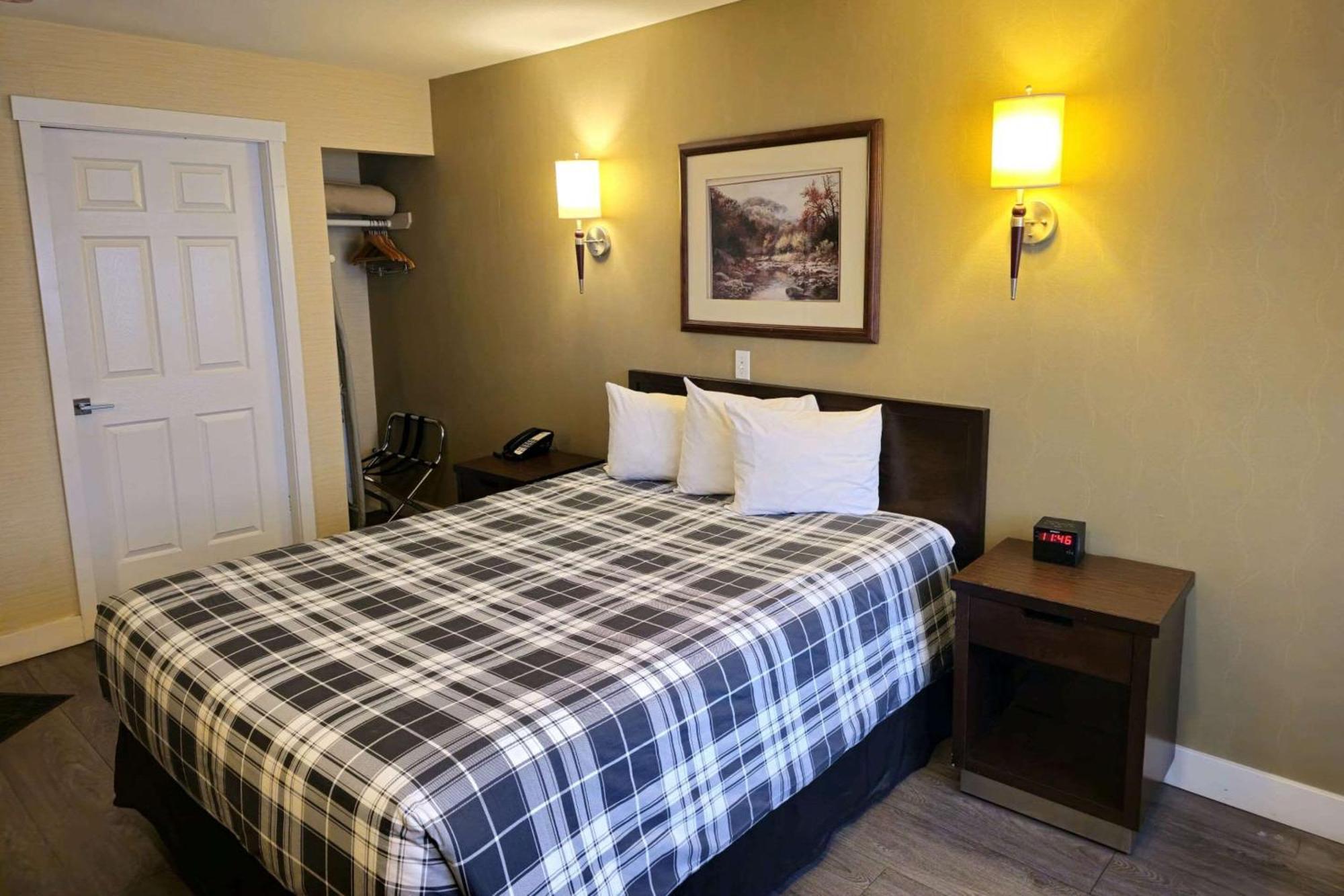 Rodeway Inn & Suites Kamloops Exterior photo