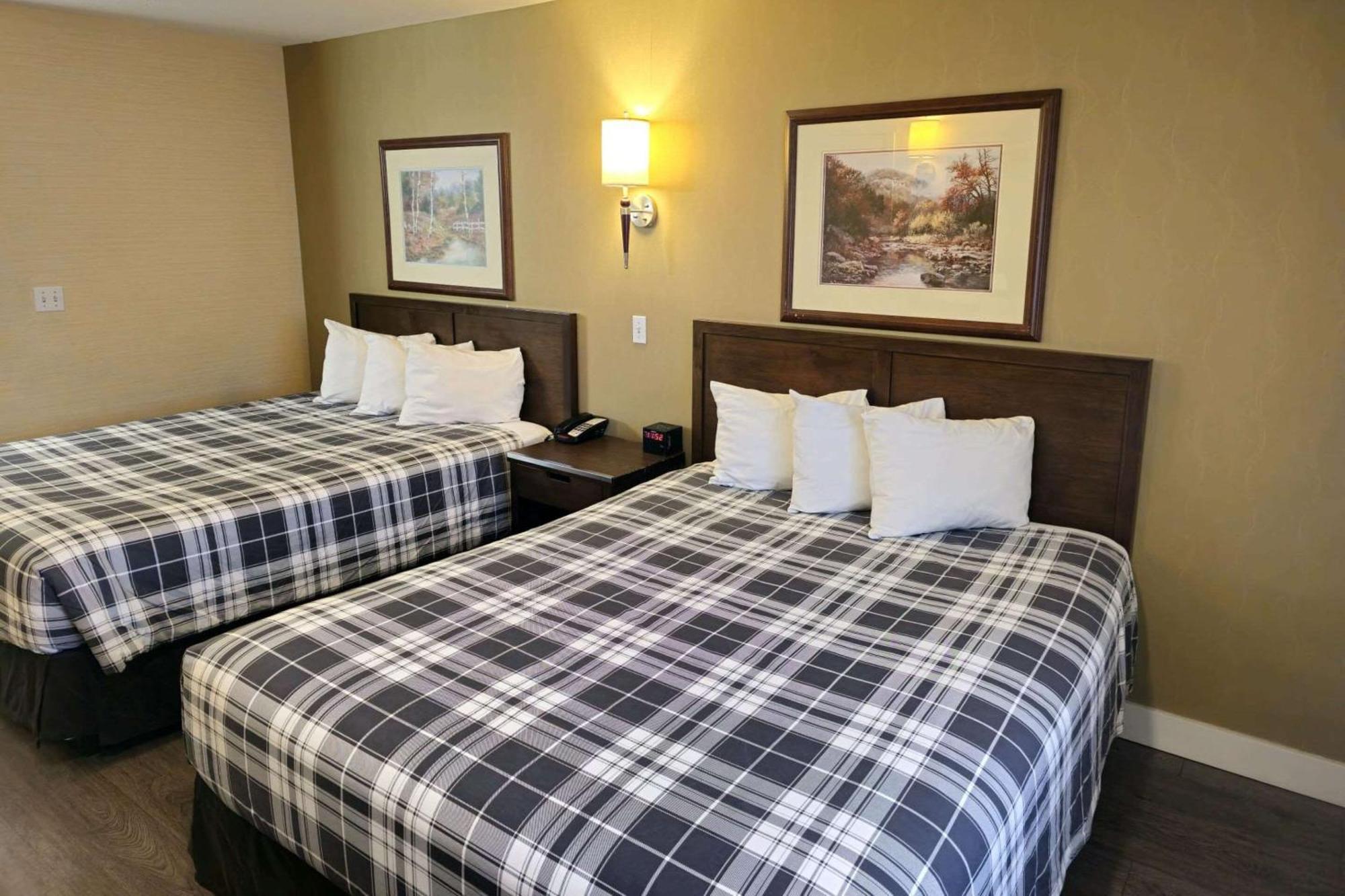 Rodeway Inn & Suites Kamloops Exterior photo