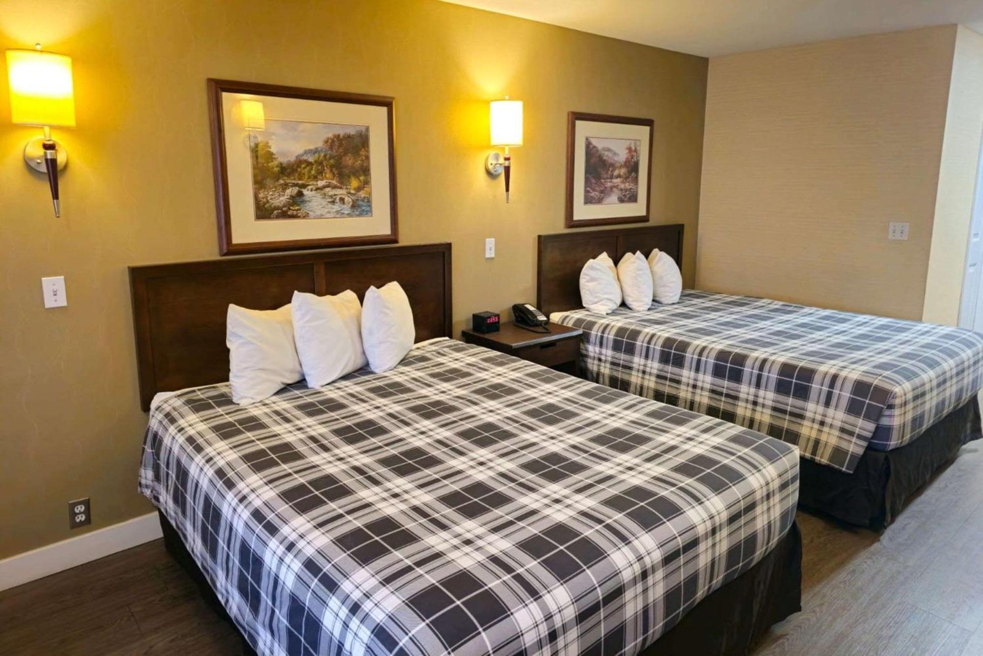 Rodeway Inn & Suites Kamloops Exterior photo