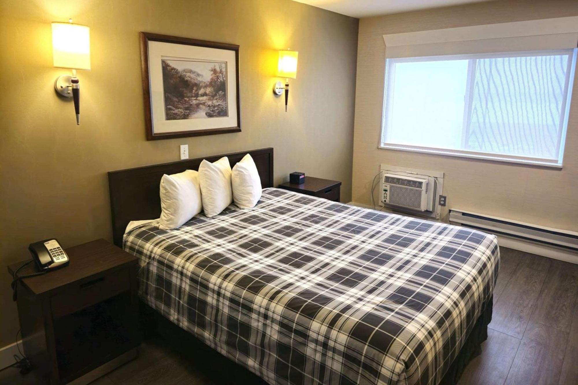 Rodeway Inn & Suites Kamloops Exterior photo