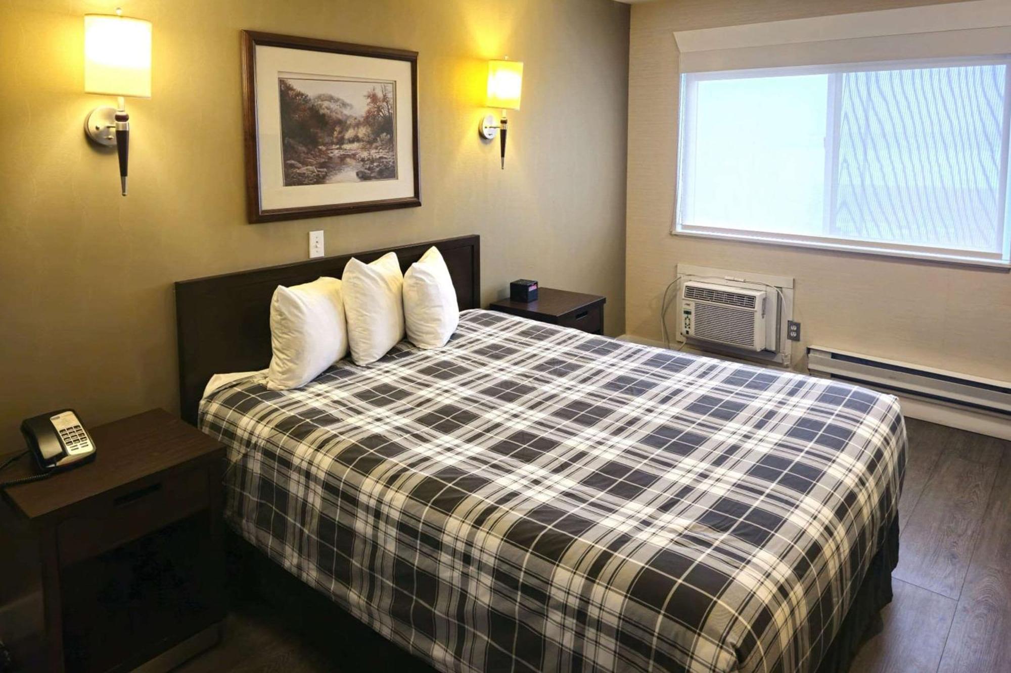 Rodeway Inn & Suites Kamloops Exterior photo