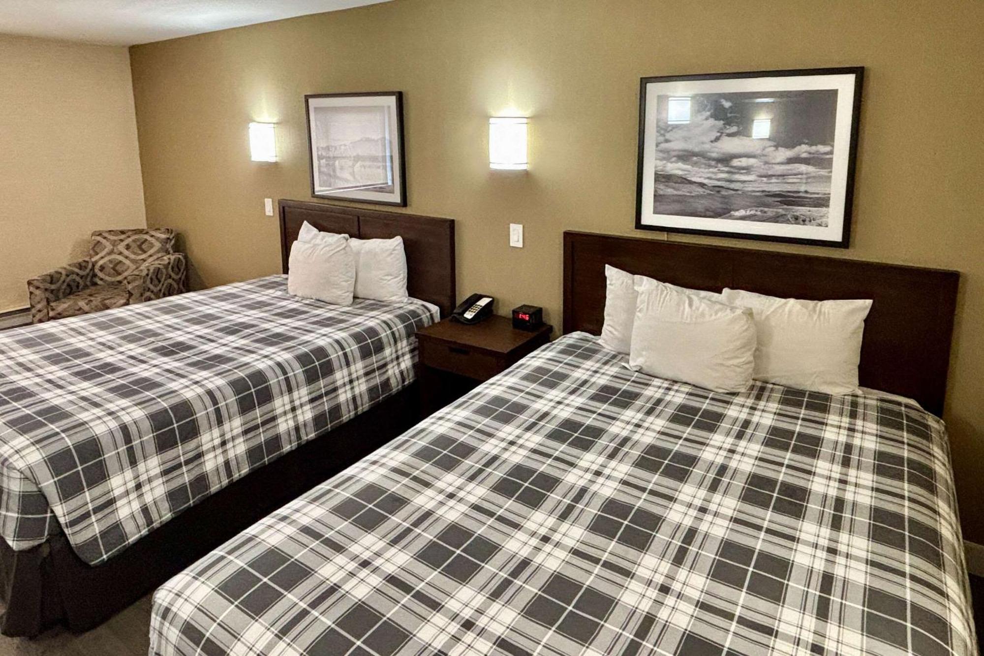 Rodeway Inn & Suites Kamloops Exterior photo