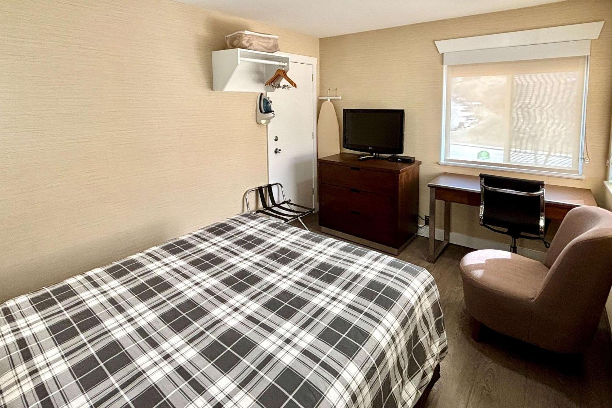 Rodeway Inn & Suites Kamloops Exterior photo