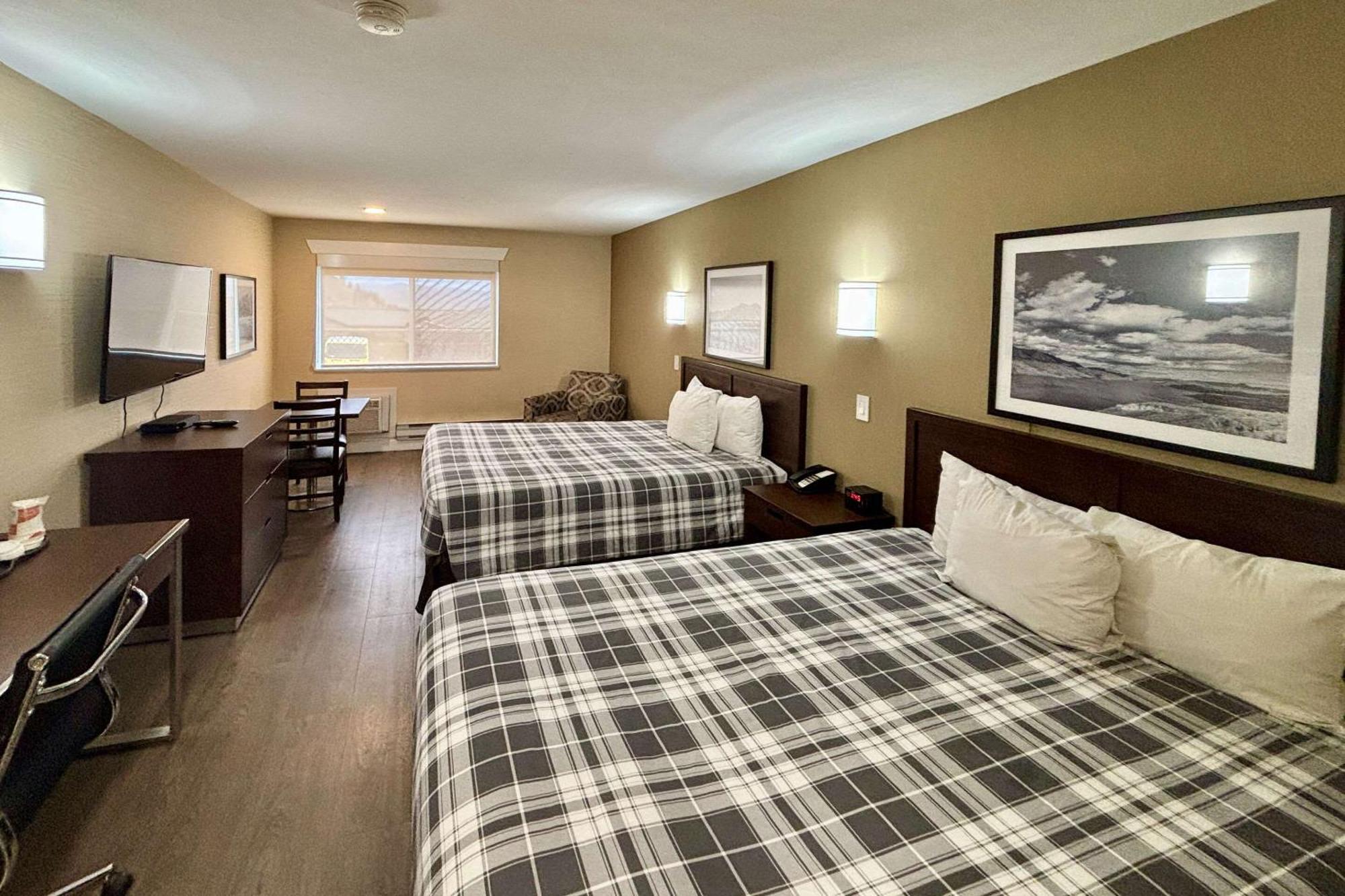 Rodeway Inn & Suites Kamloops Exterior photo