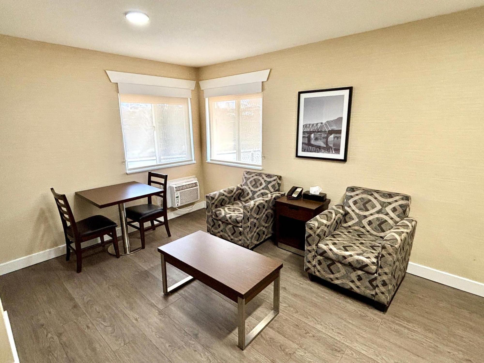 Rodeway Inn & Suites Kamloops Exterior photo