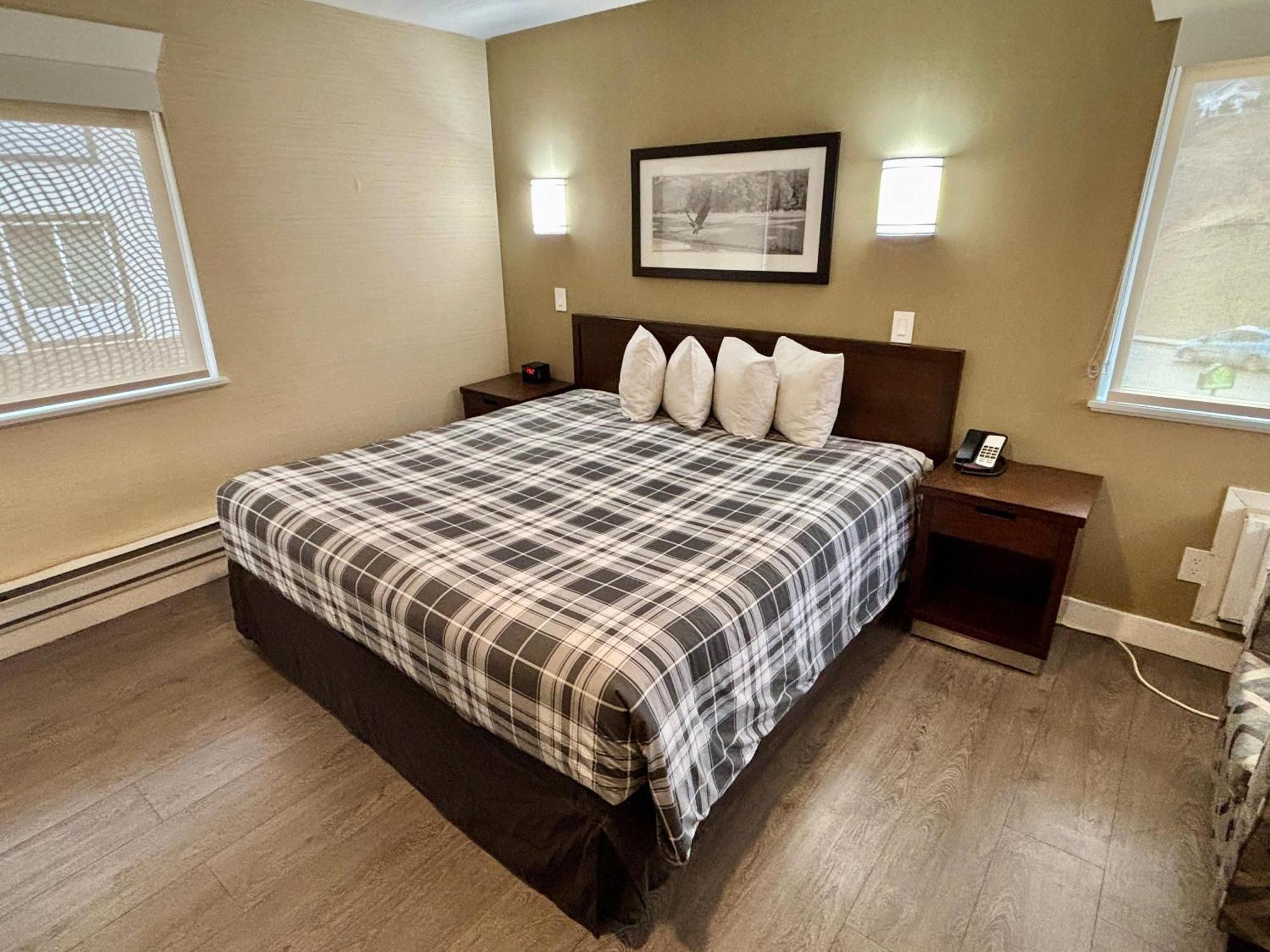 Rodeway Inn & Suites Kamloops Exterior photo