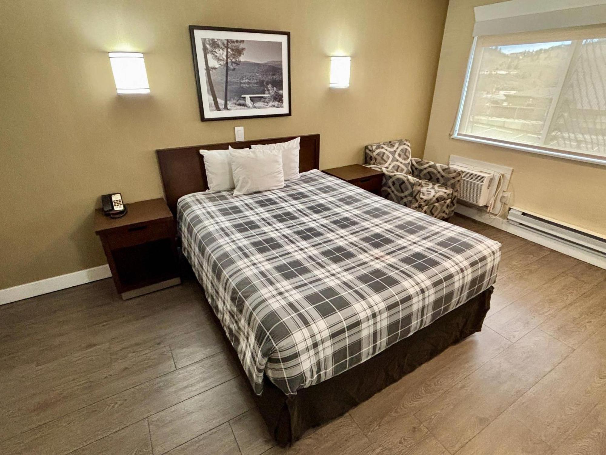 Rodeway Inn & Suites Kamloops Exterior photo