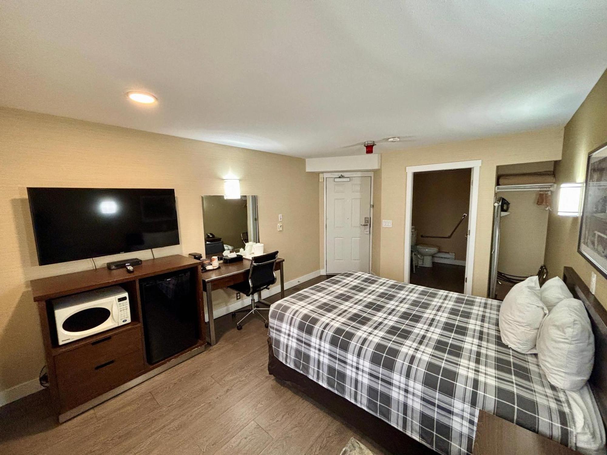 Rodeway Inn & Suites Kamloops Exterior photo