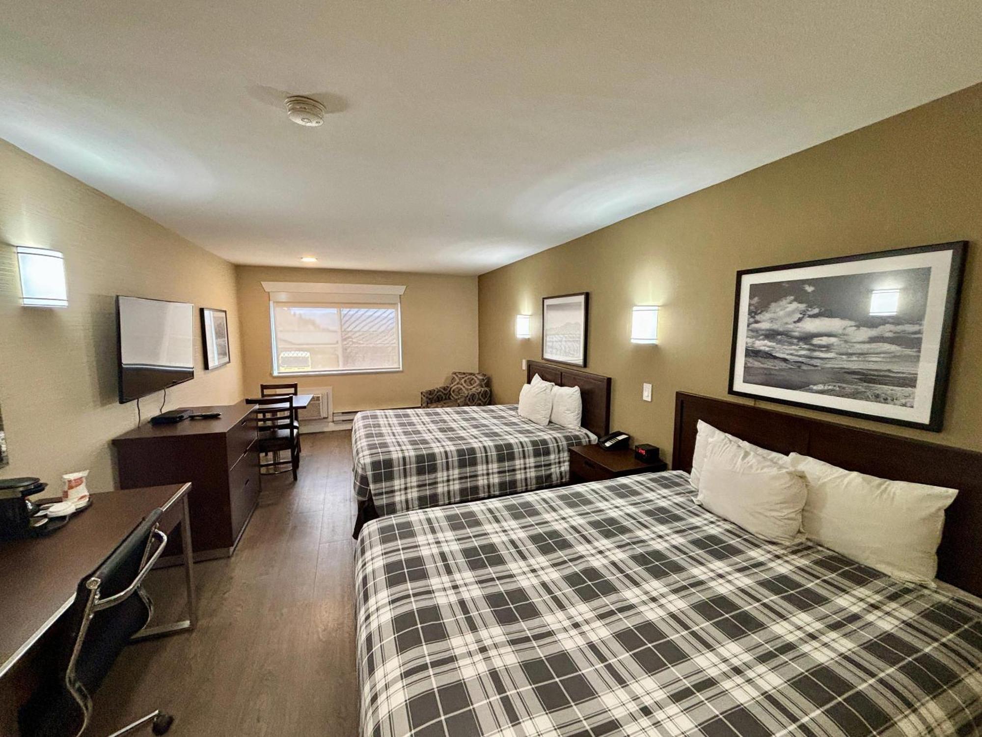 Rodeway Inn & Suites Kamloops Exterior photo
