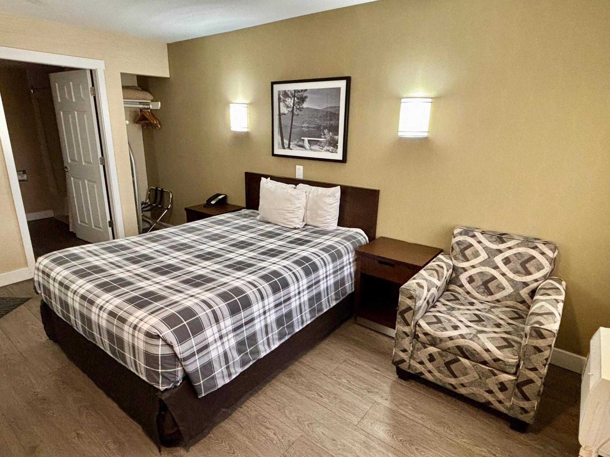 Rodeway Inn & Suites Kamloops Exterior photo